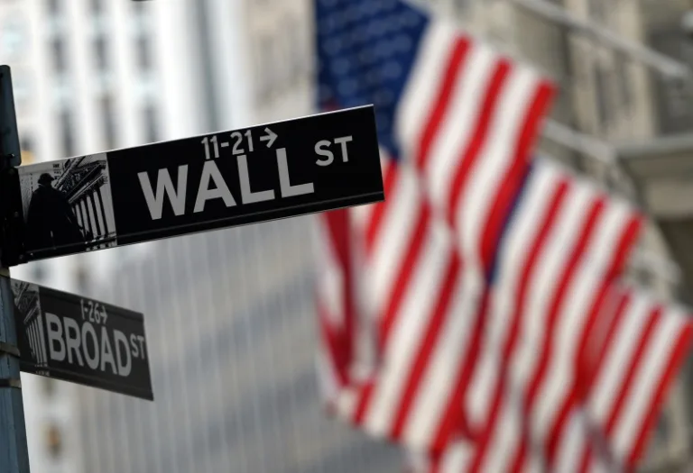 Wall Street fecha em leve alta aguardando Fed e setor tecnológico