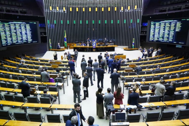 Piso da enfermagem será debatido na Câmara com ministros e representantes do setor