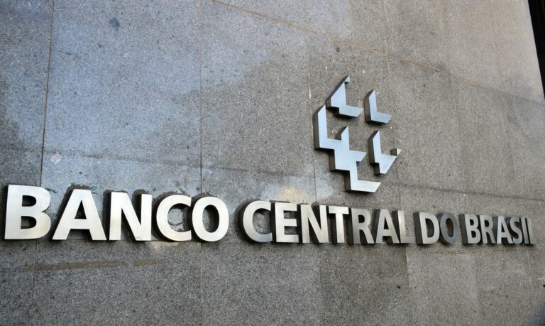 Arcabouço fiscal afasta risco de explosão da dívida, mas não garante queda de juro, diz Campos Neto