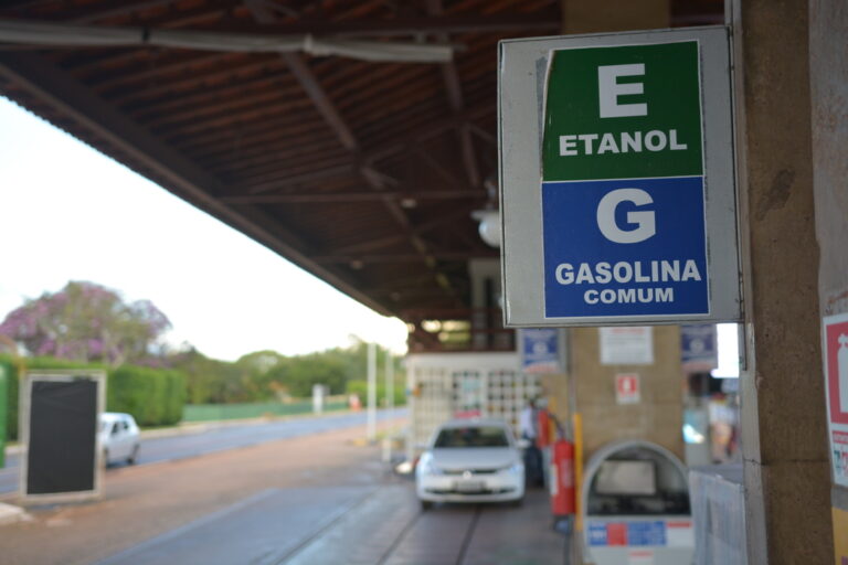 preço médio da gasolina nos postos cai 0,9%, para R$ 5,35 por litro