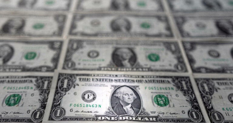 Dólar abre com leve alta nesta terça-feira após Copom divulgar ata