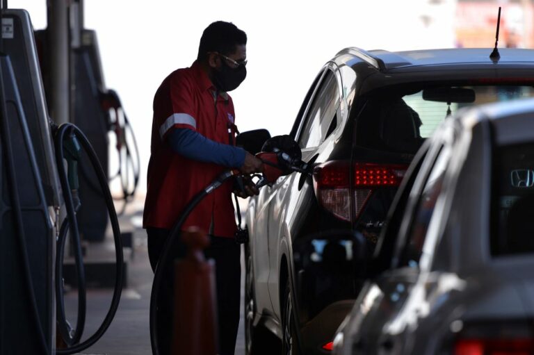 preço médio da gasolina nos postos sobe 5,8% para R$ 5,67 por litro