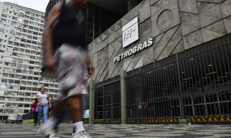Petrobras ‘voltou’ em 2023 e avançará com equilíbrio em 2024, diz Prates a funcionários