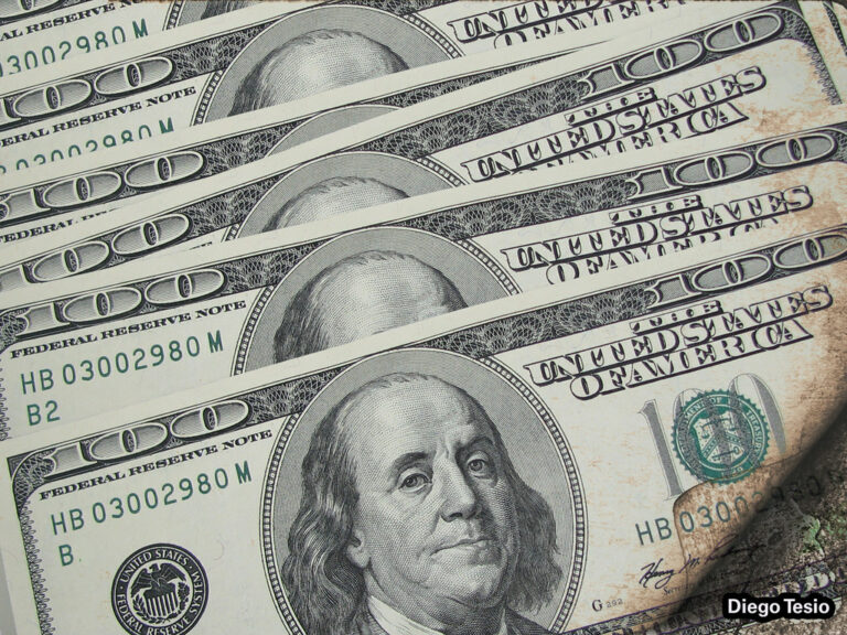 Dólar abre em alta em semana com novos dados de inflação e balanços corporativos nos EUA