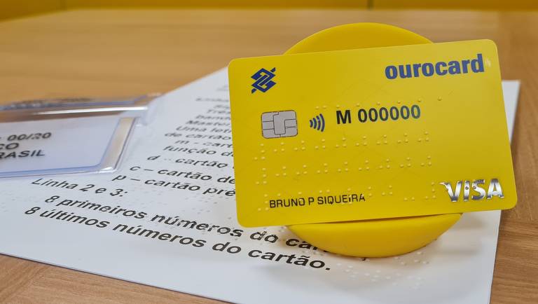 Banco do Brasil lança primeiro cartão totalmente em braile