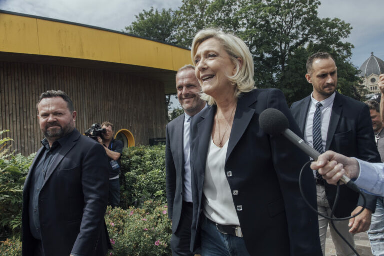Extrema direita caminha para levar maior bancada na França