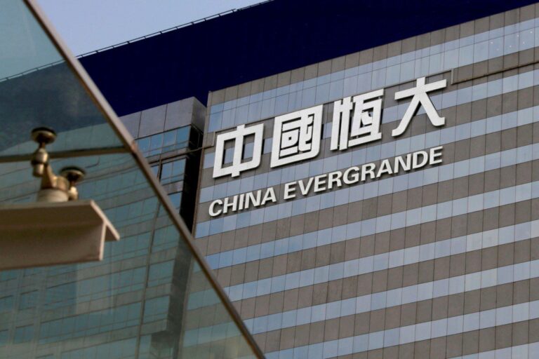 China aplica multa recorde à PwC, empresa de auditoria, por fraude da Evergrande