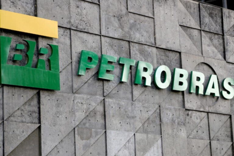 Petrobras deve reduzir investimentos previstos para 2025, dizem fontes