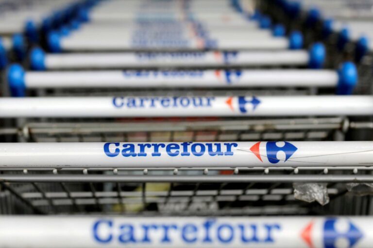 Carrefour considera venda de ativos e reorganização operacional, dizem fontes